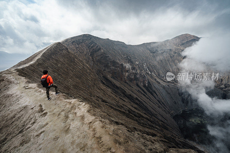 游客在火山口火山在Bromo (Gunung Bromo)，印度尼西亚